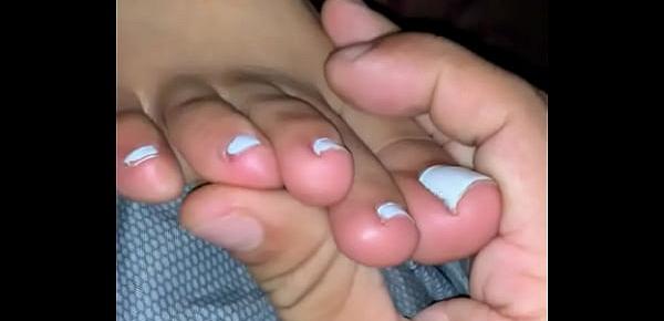  Sleeping feet get touched